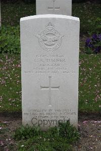 Boulogne Eastern Cemetery - Turner, Geoffrey Austin